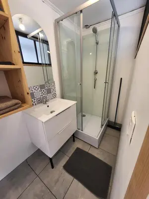 Salle de bains dans l'établissement Studio Equipé La Glacerie