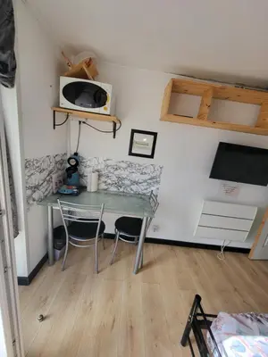 Cuisine ou kitchenette dans l'établissement Studio Equipé La Glacerie