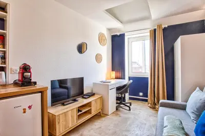 Télévision ou salle de divertissement dans l'établissement Le Tilleul - Centre ville - Parking privé - Wifi