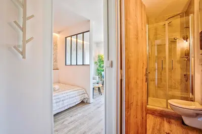 Salle de bains dans l'établissement Le Nid - Hypercentre - Vue sur le Château