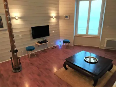 Télévision ou salle de divertissement dans l'établissement Port La Houle, Grand Appartement Vue Mer, WIFI