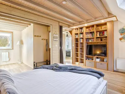 Un ou plusieurs lits dans un hébergement de l'établissement Chalet lumineux avec grand jardin et parking privé à Merville-Franceville-Plage - FR-1-788-55