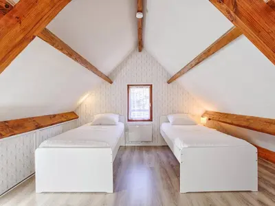 Un ou plusieurs lits dans un hébergement de l'établissement Chalet lumineux avec grand jardin et parking privé à Merville-Franceville-Plage - FR-1-788-55