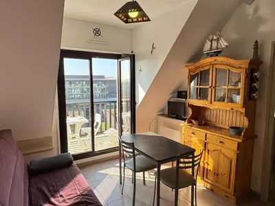 Cuisine ou kitchenette dans l'établissement Appartement 2 pièces accès direct plage, animaux acceptés, Wifi - FR-1-487-378