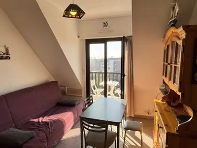 Coin salon dans l'établissement Appartement 2 pièces accès direct plage, animaux acceptés, Wifi - FR-1-487-378