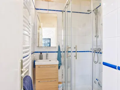Salle de bains dans l'établissement Studio lumineux avec balcon et parking à deux pas de la plage - FR-1-788-56