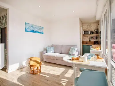 Coin salon dans l'établissement Studio lumineux avec balcon et parking à deux pas de la plage - FR-1-788-56