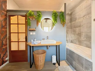 Salle de bains dans l'établissement A 10 minutes à pied de la gare et des Rives de l'Orne