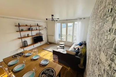 Télévision ou salle de divertissement dans l'établissement 5-room apartment in the heart of the city center