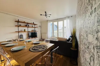 Télévision ou salle de divertissement dans l'établissement 5-room apartment in the heart of the city center