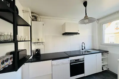 Cuisine ou kitchenette dans l'établissement 5-room apartment in the heart of the city center