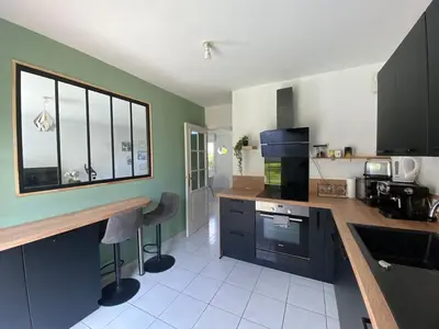 Cuisine ou kitchenette dans l'établissement Maison 100m2 avec jardin aux portes de Caen
