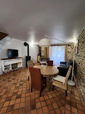 Télévision ou salle de divertissement dans l'établissement La Ferme Saint Jean