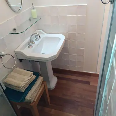 Salle de bains dans l'établissement STUDIO HORTENSIA à 2 pas du port - Confortable, classé 2 étoiles