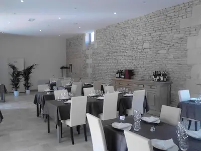Restaurant ou autre lieu de restauration dans l'établissement Auberge De La Luzerne