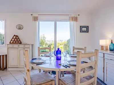 Cuisine ou kitchenette dans l'établissement Holiday Home Les Goélands-29 by Interhome