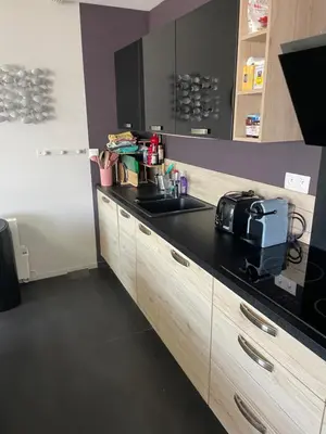 Cuisine ou kitchenette dans l'établissement Chambre double Guernesey dans une maison, au calme sur le GR223