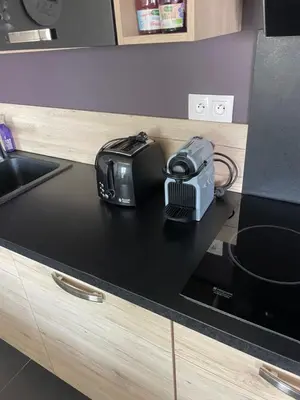 Cuisine ou kitchenette dans l'établissement Chambre double Guernesey dans une maison, au calme sur le GR223