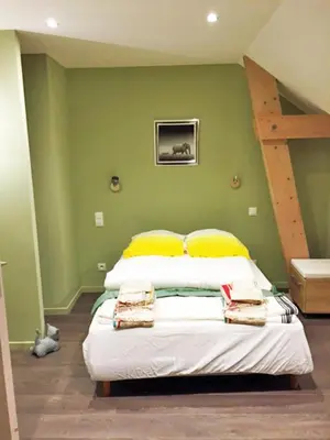 Un ou plusieurs lits dans un hébergement de l'établissement Chambre double Guernesey dans une maison, au calme sur le GR223