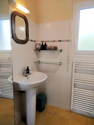 Salle de bains dans l'établissement L'Abri des Pommiers
