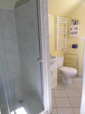 Salle de bains dans l'établissement Les Azalées