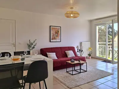 Coin salon dans l'établissement Charmant cocon avec WiFi à Merville-Franceville-Plage - FR-1-788-59