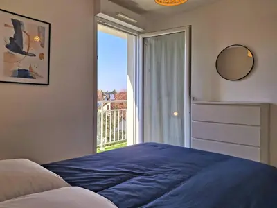 Un ou plusieurs lits dans un hébergement de l'établissement Charmant cocon avec WiFi à Merville-Franceville-Plage - FR-1-788-59