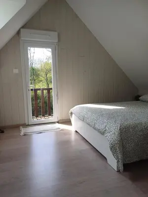 Un ou plusieurs lits dans un hébergement de l'établissement 4 minutes from Sainte-Mère-Église - Independent apartment on first floor of big house with garden and heated pool opened if weather is ok