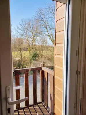 Balcon ou terrasse dans l'établissement 4 minutes from Sainte-Mère-Église - Independent apartment on first floor of big house with garden and heated pool opened if weather is ok