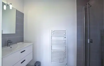 Salle de bains dans l'établissement Awesome Home In Bacilly With Wifi