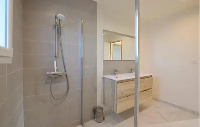 Salle de bains dans l'établissement Awesome Home In Bacilly With Wifi