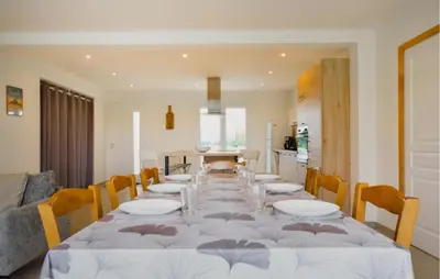 Coin salon dans l'établissement Awesome Home In Bacilly With Wifi