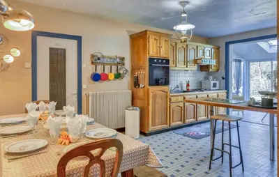 Cuisine ou kitchenette dans l'établissement 5 Bedroom Awesome Home In Villedieu-Les-Poêles