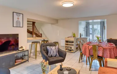 Coin salon dans l'établissement Lovely Home In Hauteville-Sur-Mer