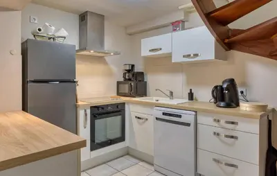 Cuisine ou kitchenette dans l'établissement Lovely Home In Hauteville-Sur-Mer
