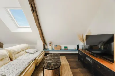 Télévision ou salle de divertissement dans l'établissement La Mer - Appartement calme et douillet à 5km du Mont St Miche - Wifi - Netflix