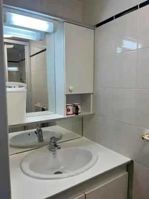 Salle de bains dans l'établissement La Glycine, avec accès piscine et jacuzzi