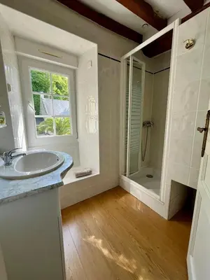 Salle de bains dans l'établissement La Glycine, avec accès piscine et jacuzzi