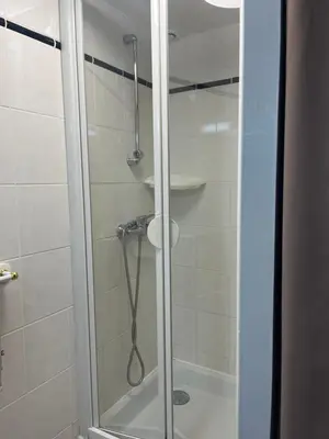 Salle de bains dans l'établissement La Glycine, avec accès piscine et jacuzzi