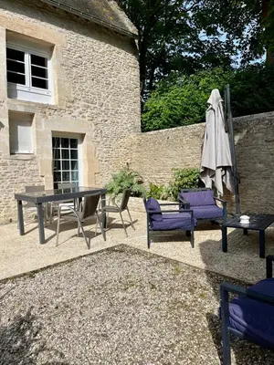 Coin salon dans l'établissement La Glycine, avec accès piscine et jacuzzi