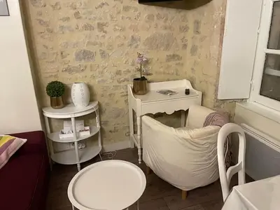 Coin salon dans l'établissement Modern Bayeux Hideaway