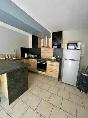 Cuisine ou kitchenette dans l'établissement L'Aster, avec accès piscine et jacuzzi