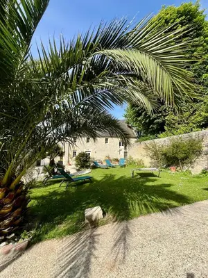 Jardin de l'établissement L'Aster, avec accès piscine et jacuzzi