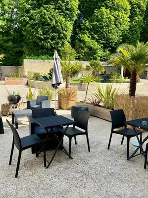 Jardin de l'établissement L'Aster, avec accès piscine et jacuzzi