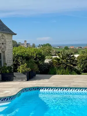 Piscine de l'établissement L'Agapanthe, avec accès piscine et jacuzzi ou située à proximité