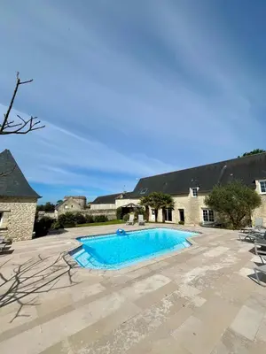 Piscine de l'établissement L'Agapanthe, avec accès piscine et jacuzzi ou située à proximité