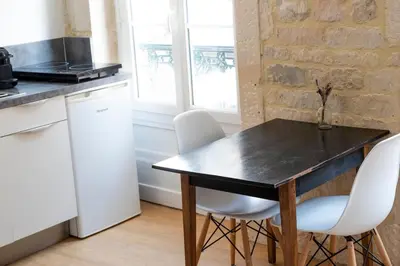 Cuisine ou kitchenette dans l'établissement Charmant studio en plein coeur du centre-ville
