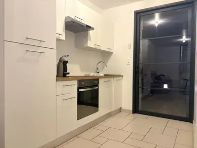 Cuisine ou kitchenette dans l'établissement Appart'hotel61 OFFRE D'OUVERTURE Au pied de tous commerces & commodités ainsi que marché mercredi & samedi