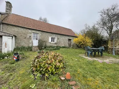 Jardin de l'établissement Maison de caractère près du lac de Rabodanges, idéale pour familles - FR-1-497-237