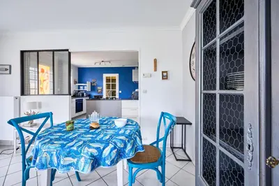 Cuisine ou kitchenette dans l'établissement Frontenac - Véranda et jardin clos